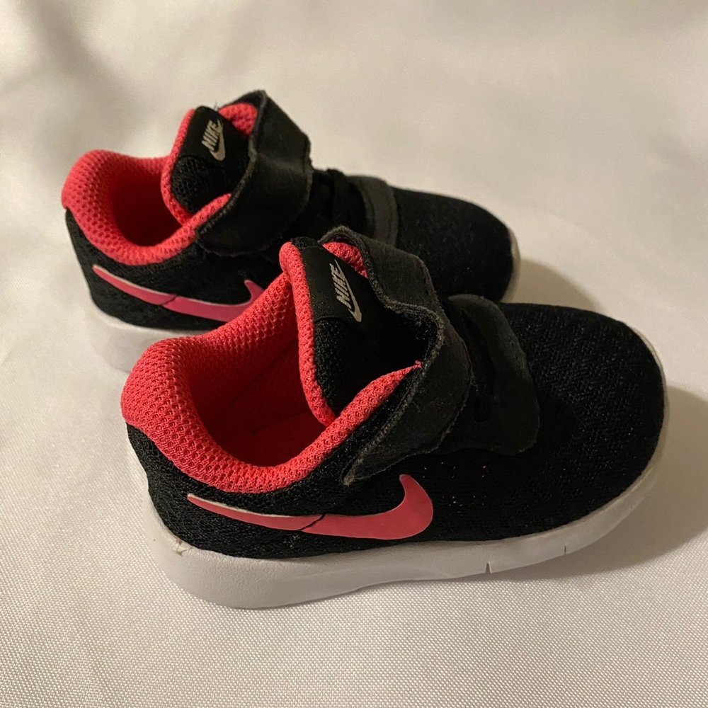 Nike infant tennis shoes size 4 Black & Pink